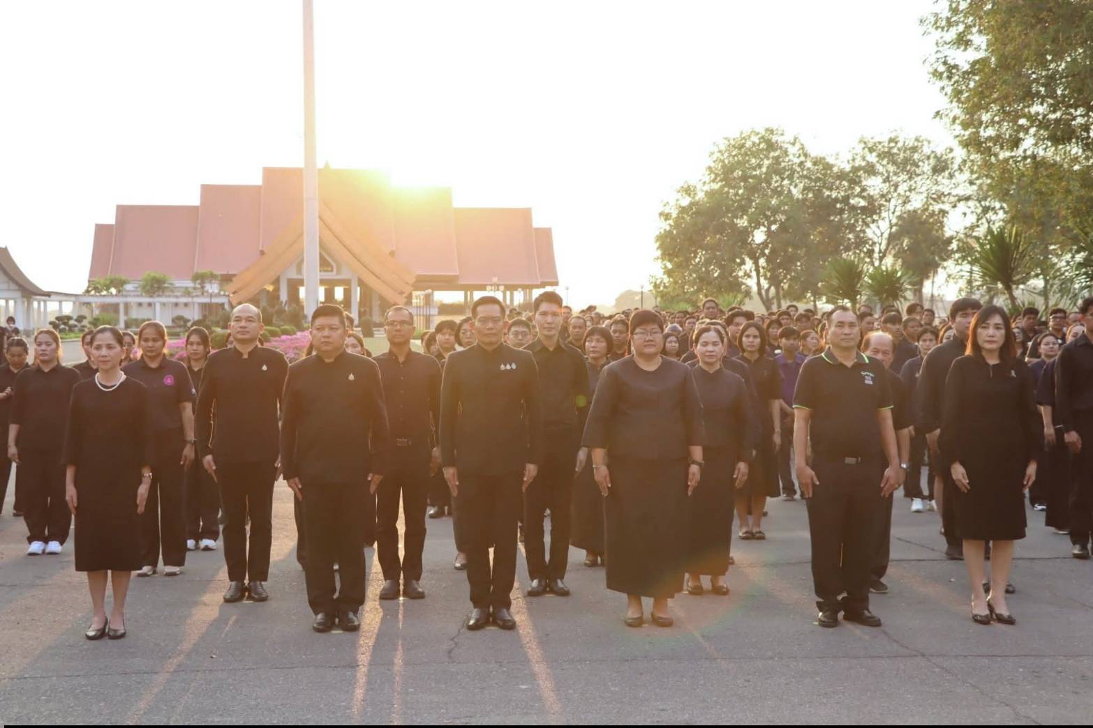 title - ผู้อำนวยการศูนย์ส่งเสริมและพัฒนาอาชีพเสริมนอกภาคการเกษตร ร่วมกิจกรรมแสดงความอาลัยและแสดงความจงรักภักดีสมเด็จพระนางเจ้าสิริกิต์ พระบรมราชินีนาถ พระบรมราชชนนีพันปีหลวง โครงการหนึ่งความดี ล้านความรัก ภูมิใจพรรคพระพันปีหลวง ณ ศาลาพระมิ่งขวัญ ศูนย์ส่งเสริมและพัฒนาอาชีพเสริมนอกภาคการเกษตร (ศูนย์ศิลปาชีพบางไทรฯ (เดิม))